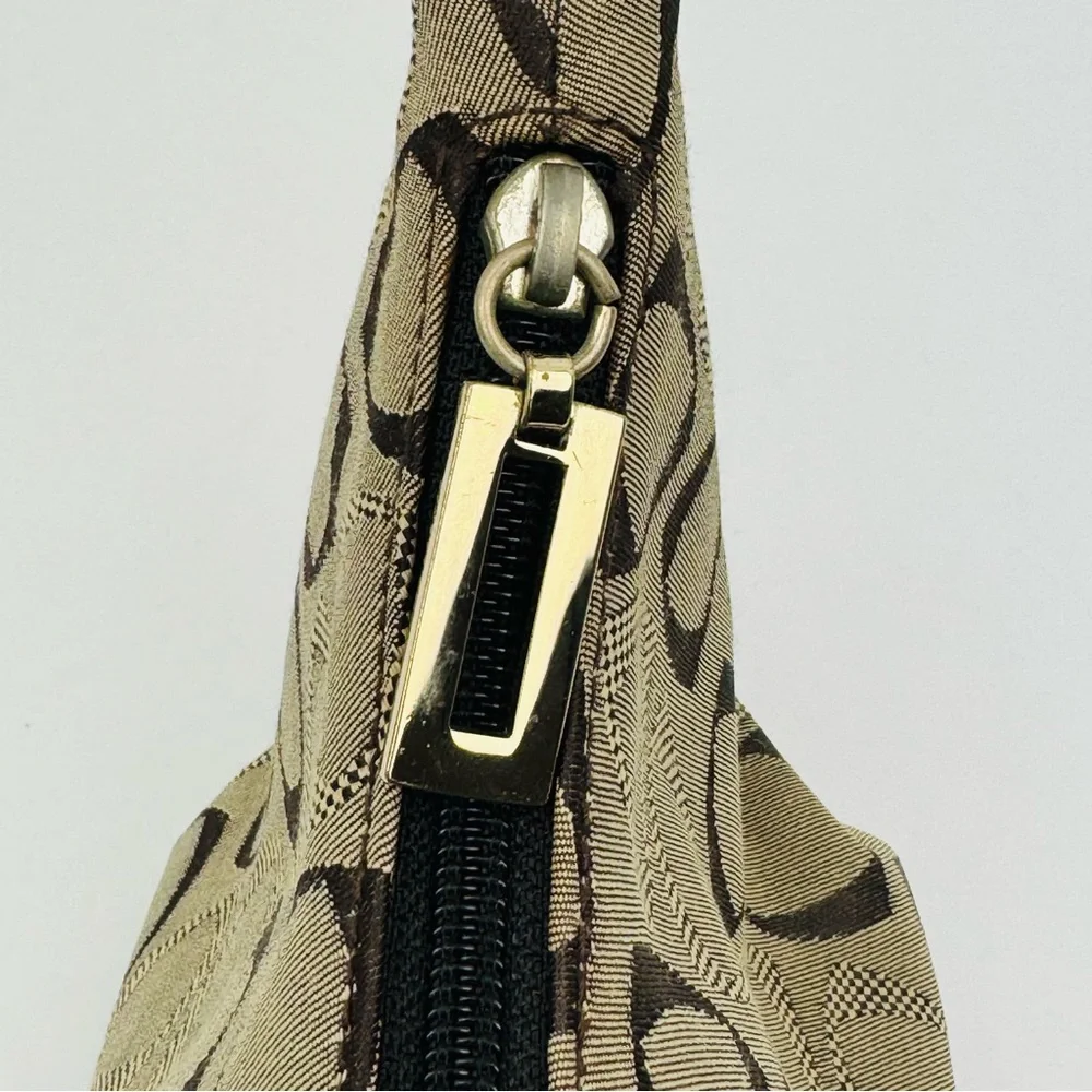 Liz Claiborne Vintage Y2K mini shoulder bag. Canvas exterior geometric pattern.